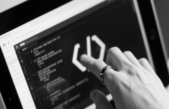 告别低端网页感：高端建站设计如何让你的品牌不再被 